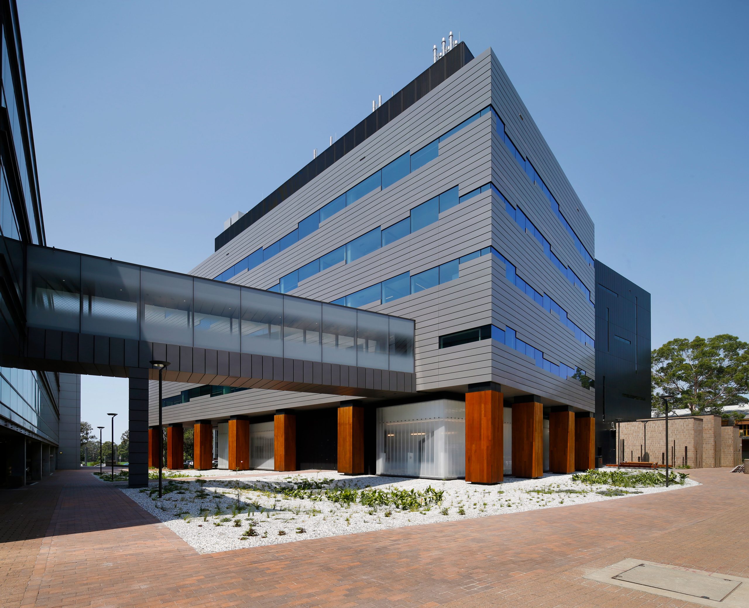 Viridian Glass – UOW Molecular Horizons Building Pedestrian Bridge